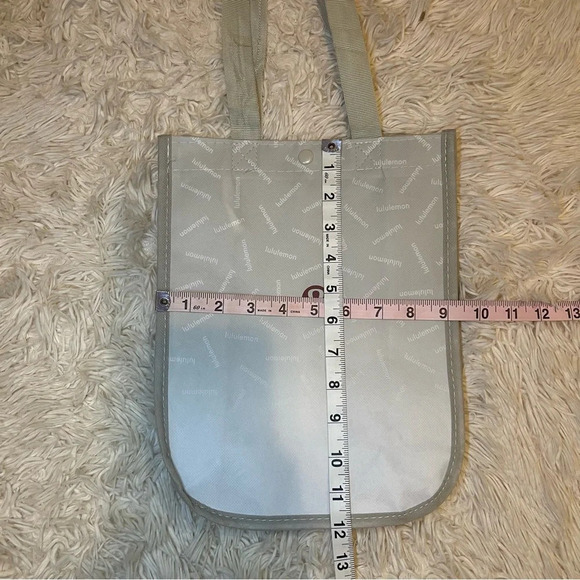 Lululemon holiday tote shoulder bag White 9” x 12” clasp closure - Picture 5 of 7